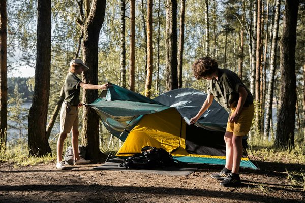 Quels sont les équipements nécessaires pour un camping en région de steppes en été?