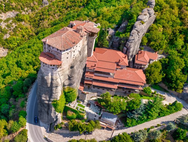 Comment planifier une visite des monastères perchés de Meteora en Grèce?
